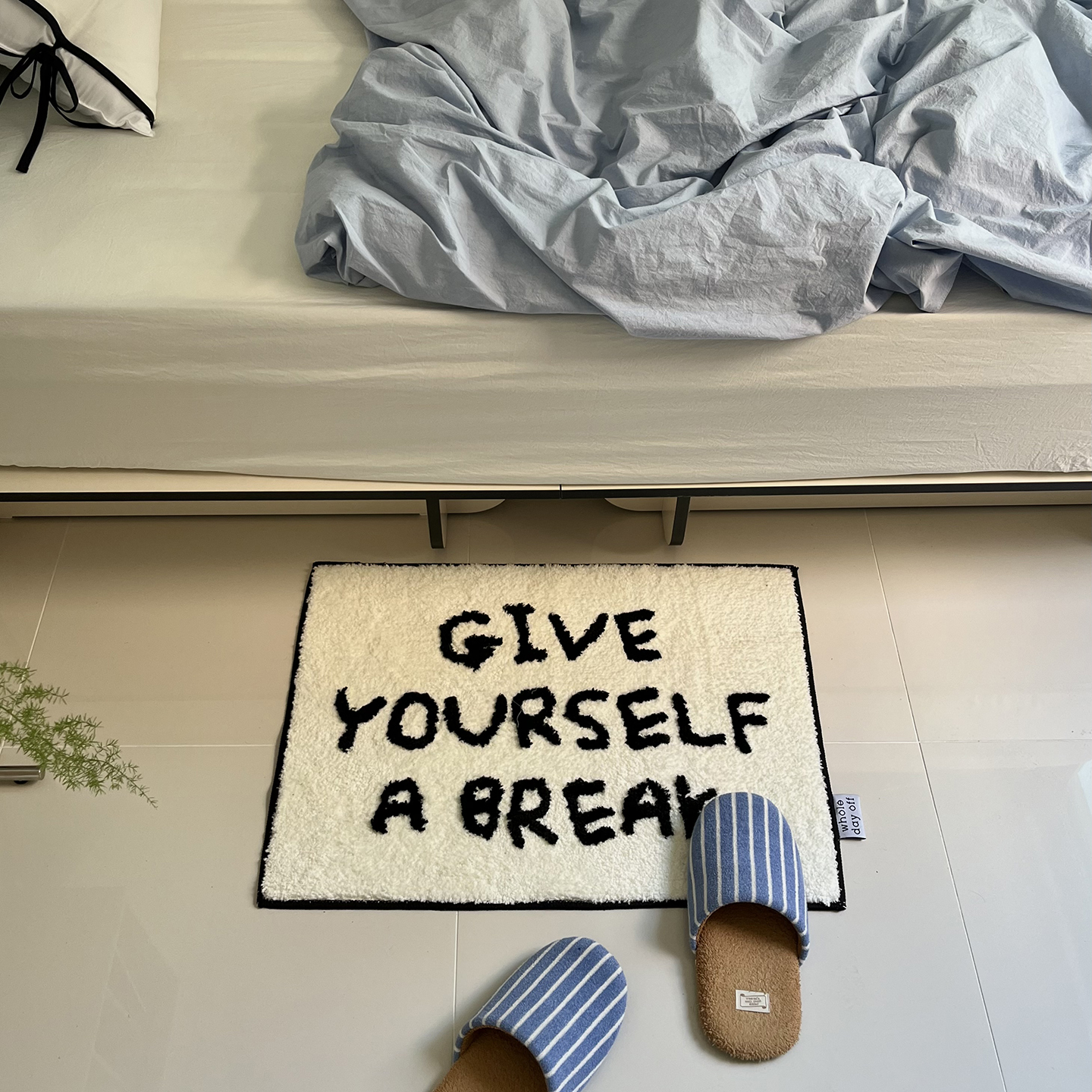 [홀데이오프] 레터링 소프트 미니 러그 욕실 현관 침실 터프팅 발매트 미끄럼방지 도어매트