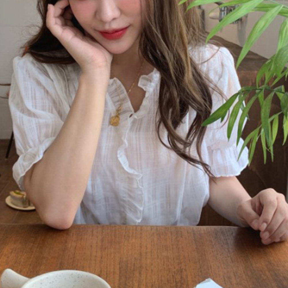 예식장옷차림 결혼식 하객룩 복장 흰색 여름 반팔 프릴 블라우스 - 상세 이미지 2