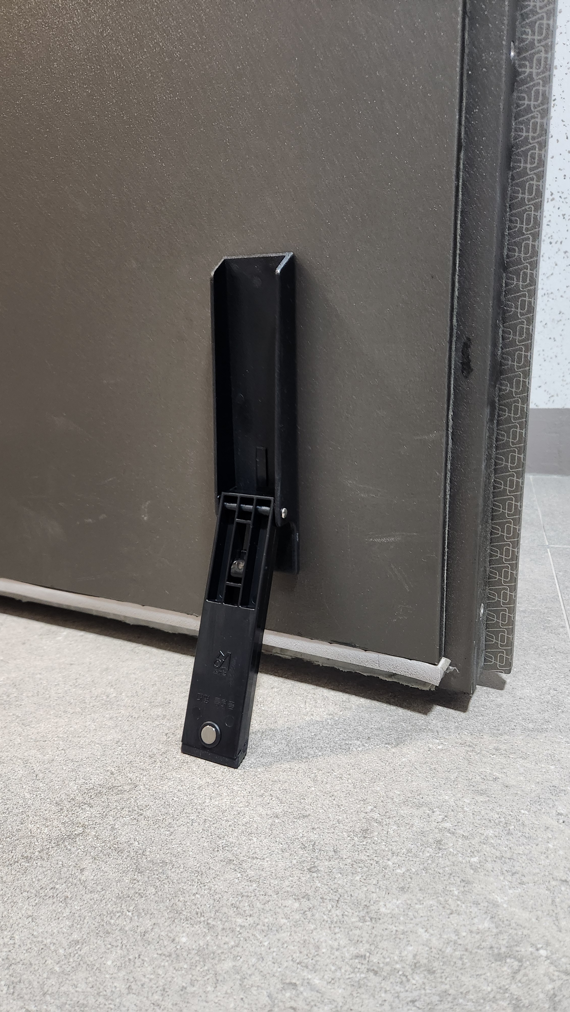 무타공 도어스토퍼 현관문 말발굽 방화문 고정 자석 말굽 이지킥 블랙