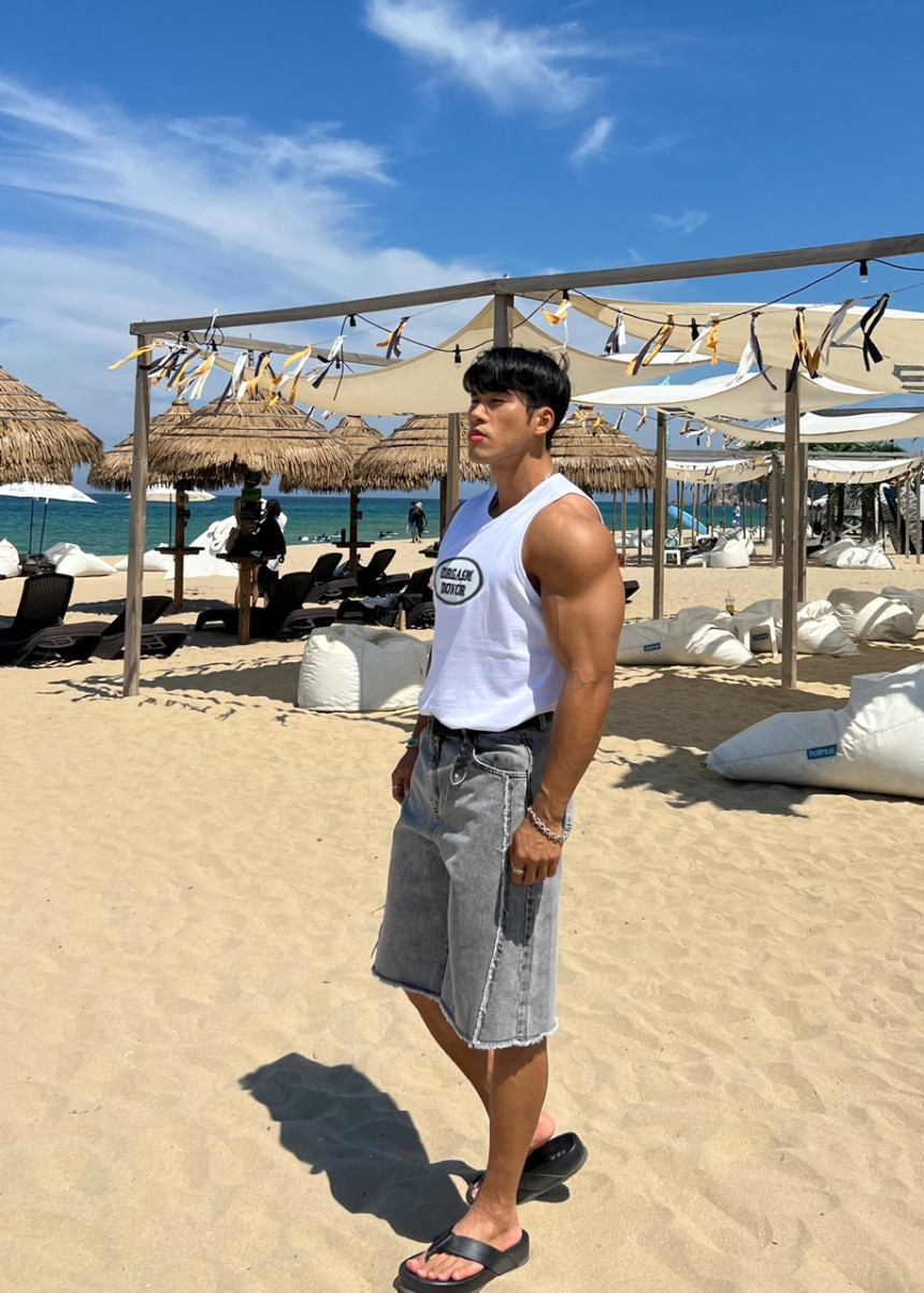 3C37D8AB-D9CA-4D06-ABF7-2162C2567E7E