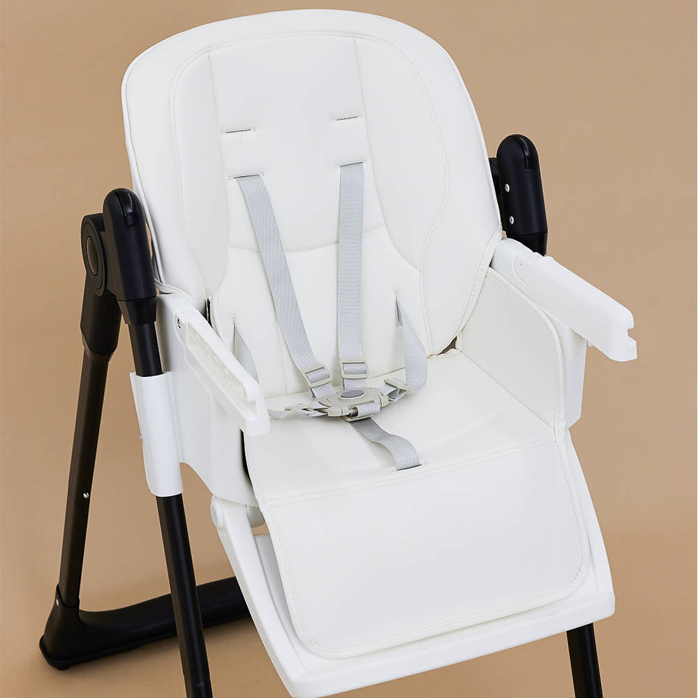 식사 중인 아기 모습