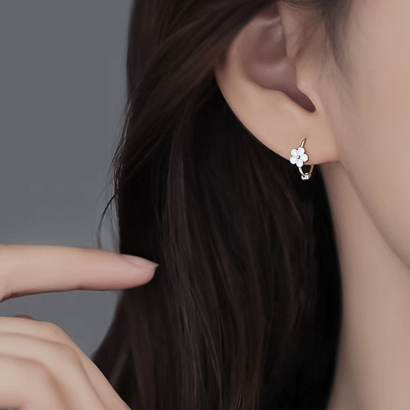 쁘띠 플라워 라인 러블리 미니 원터치링 여성 귀걸이 [화이트 블랙] N693 - 상품 이미지