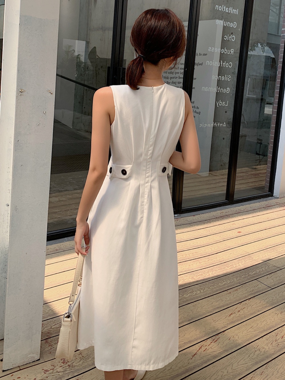 민소매 라운드넥 원피스 허리 단추 포인트 클래식 하객룩 A라인 드레스 여름 화이트 블랙 - 상세 이미지 4