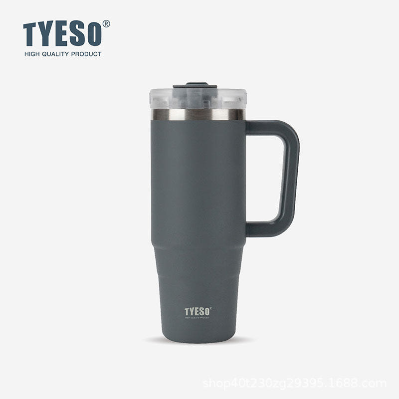 차량용 홀더에 꽂힌 대용량 텀블러