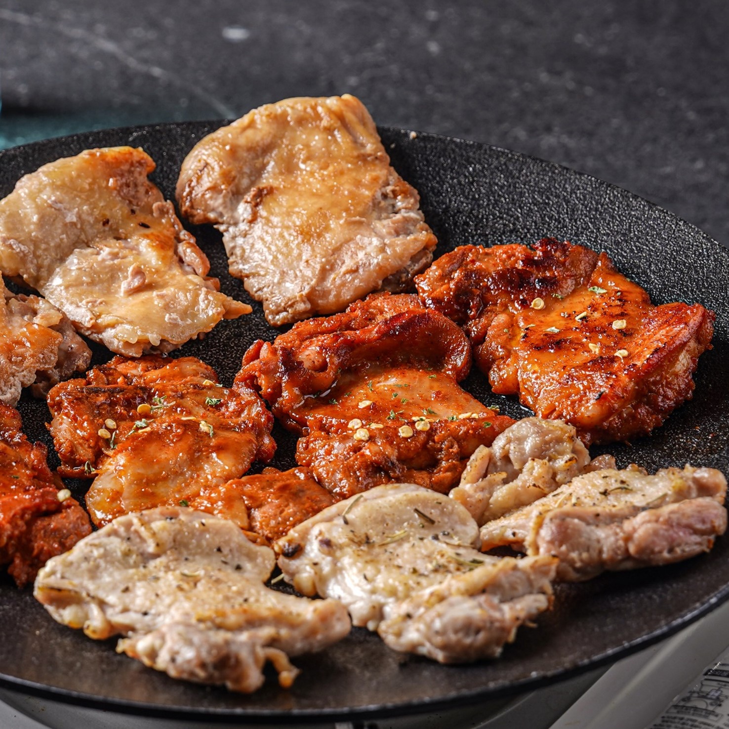 통나무집닭갈비 춘천 숯불 닭갈비 밀키트 택배 홈파티 캠핑요리 양념 간편 음식 넓적다리 통살 소금맛, 간장맛, 고추장맛