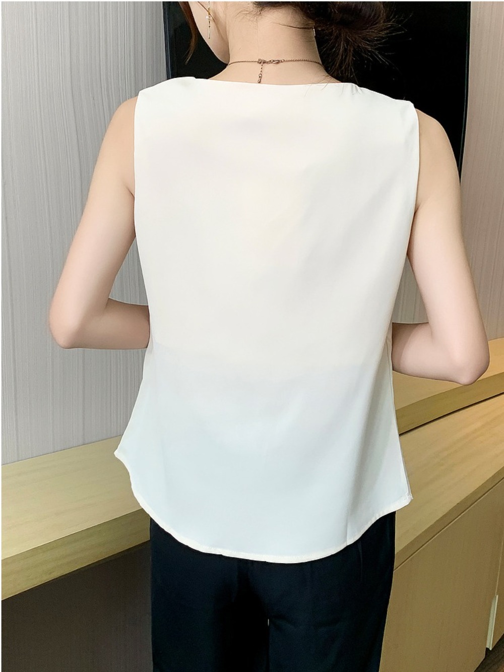 실크 브이넥 나시 정장 여자 민소매 이너 세련 클래식 시크 탑 데일리 4컬러 - 상세 이미지 5