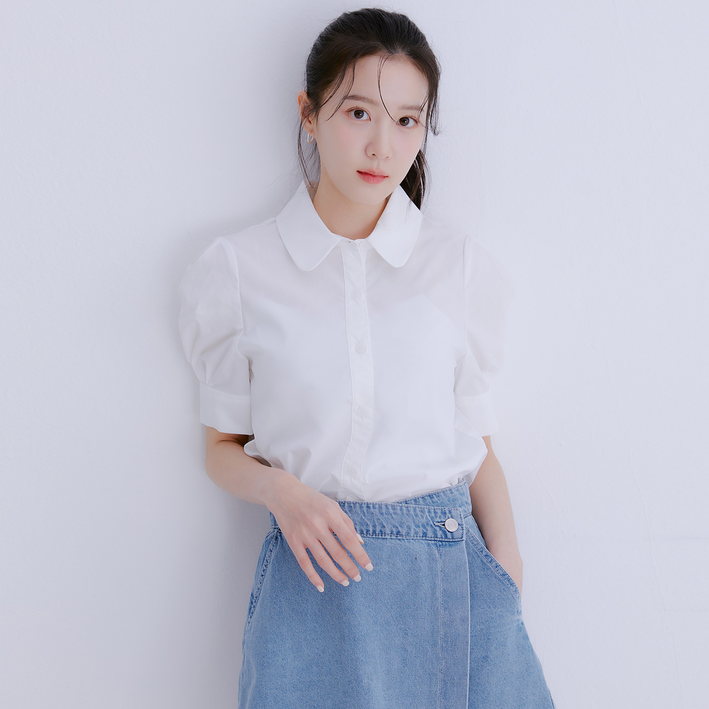 [컬러세일] 로엠 셔츠형 반팔 블라우스 RMBLE24R11 - 상세 이미지 2