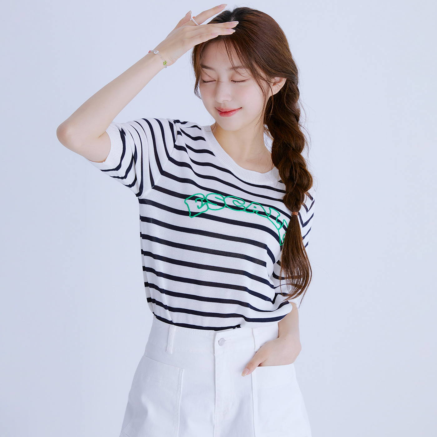 로엠 스트라이프 레터 반팔 스웨터 RMKAE37RT6 - 메인 이미지