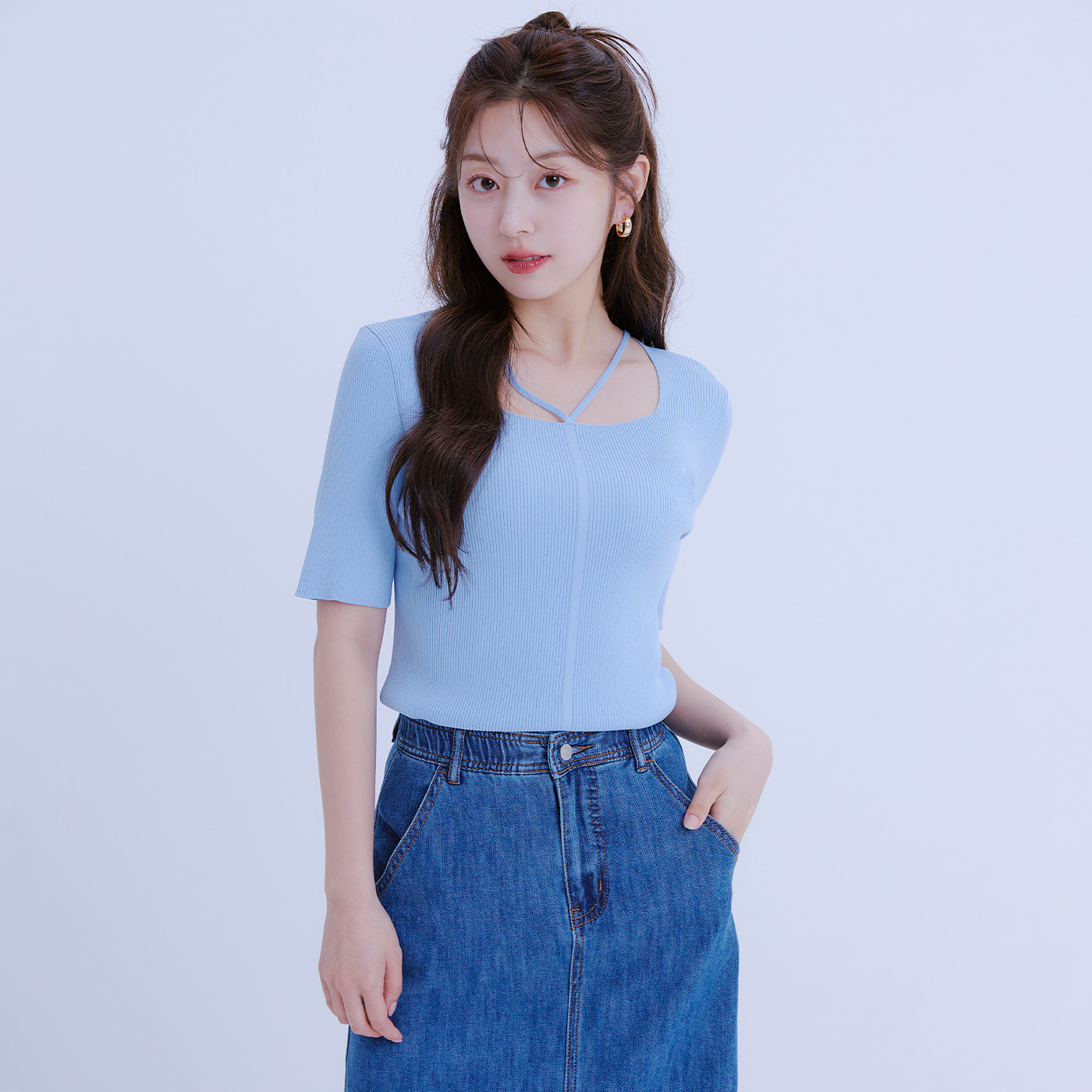 로엠 스트랩 넥변형 반팔 스웨터 RMKAE26R17 - 상세 이미지 2