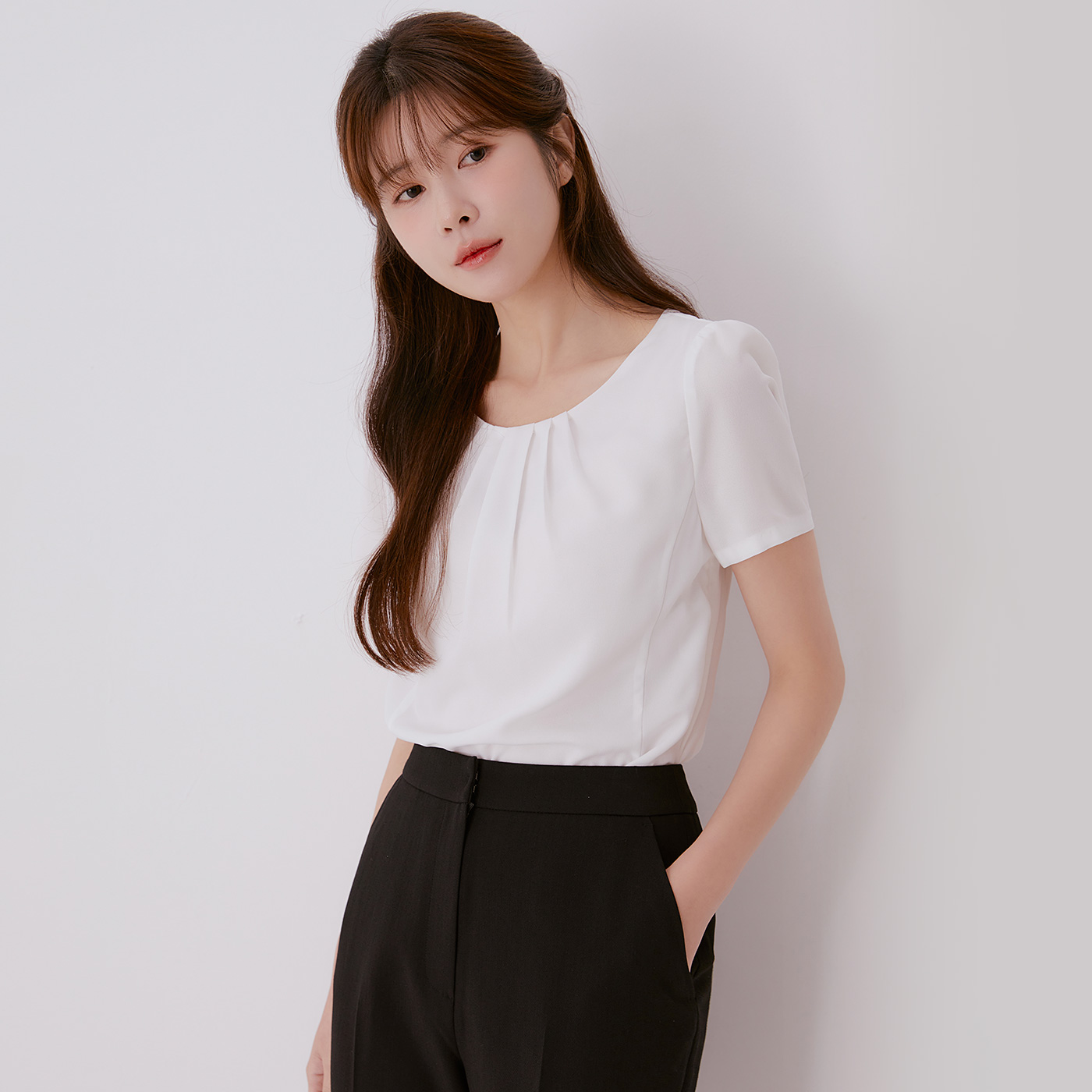 로엠 베이직 라운드넥 반팔 블라우스 RMBLE24R02 - 메인 이미지