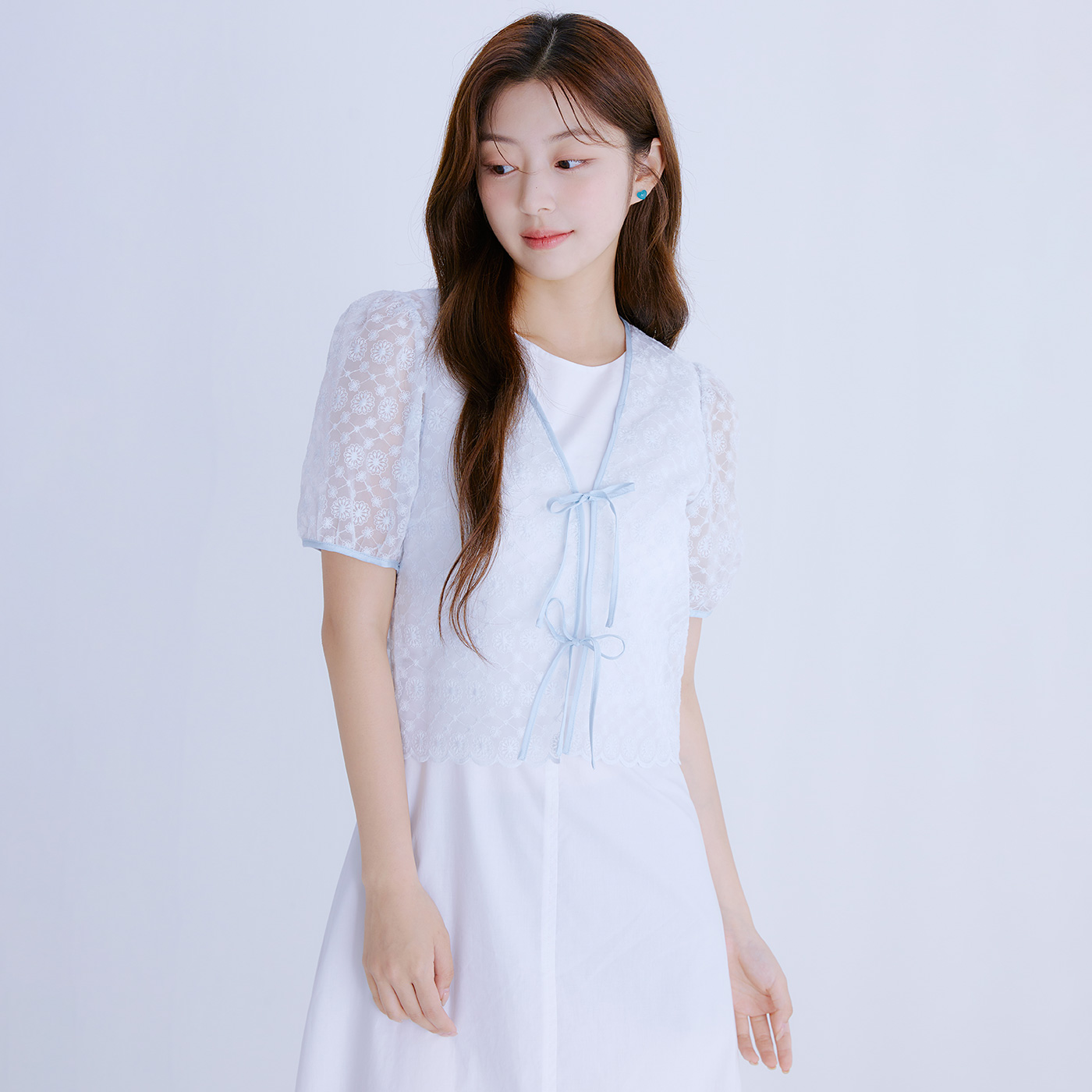 로엠 자수 레이스 블라우스 RMBLE37RT1 - 메인 이미지