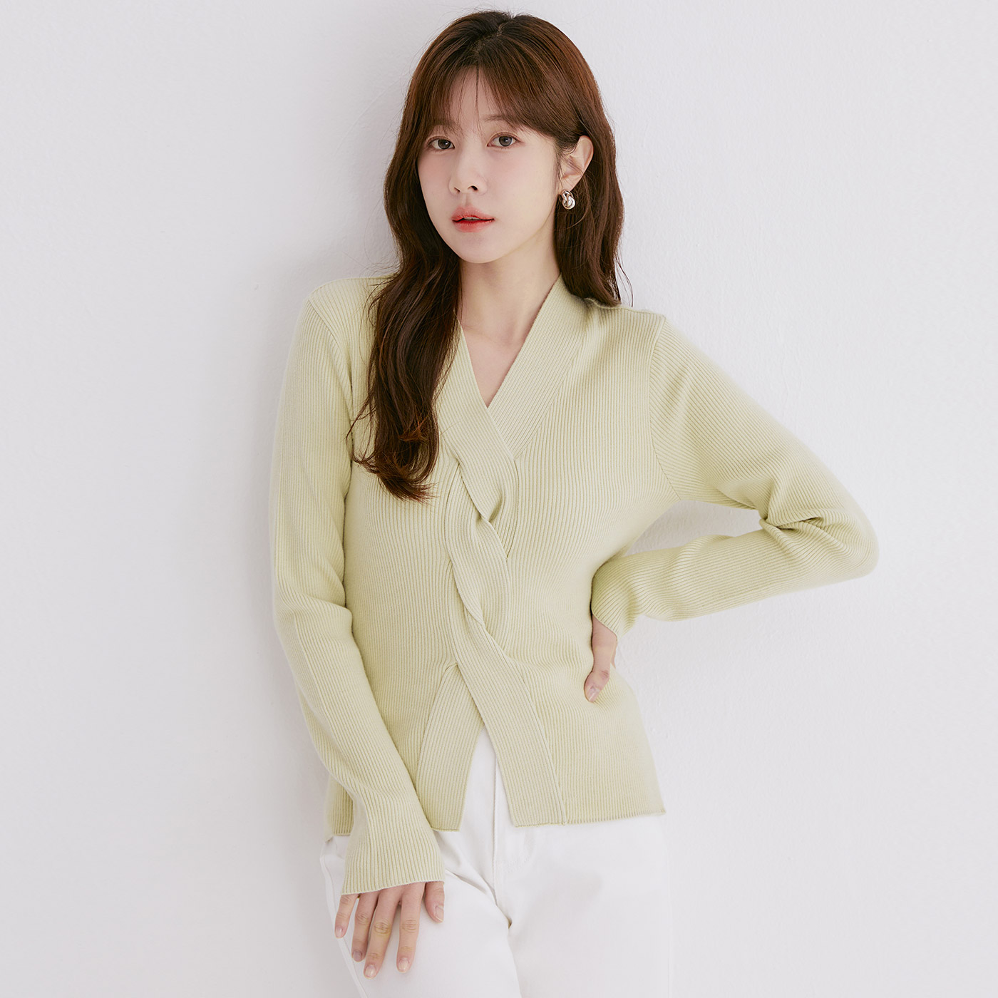 로엠 꼬임 골지 스웨터 RMKAE23R11 이미지