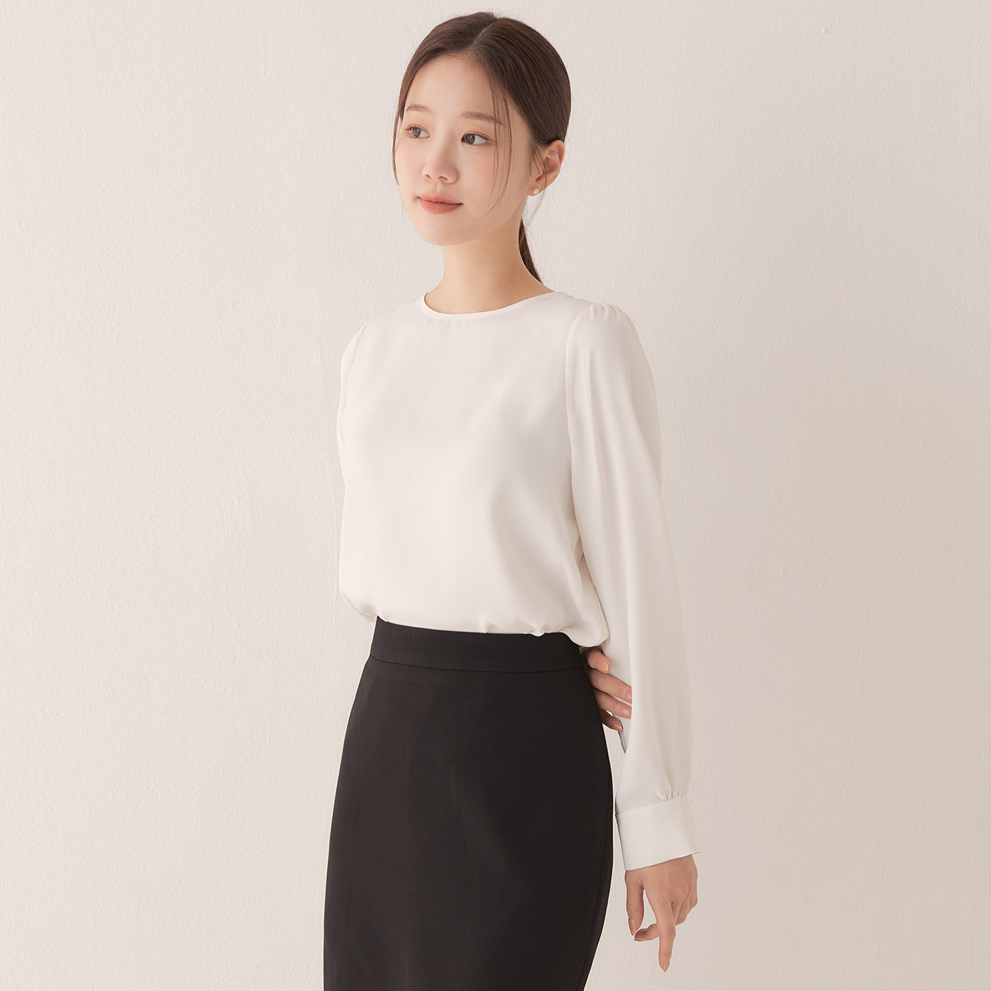 로엠 베이직 라운드넥 블라우스 RMBLE12R01 - 메인 이미지