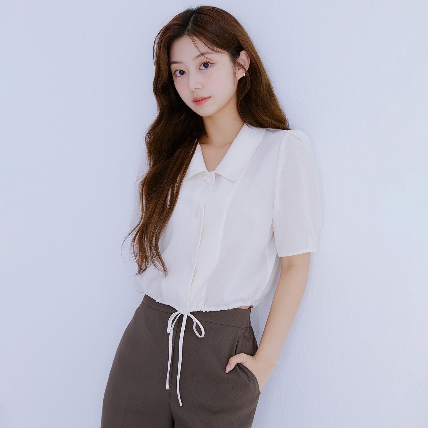 로엠 카라 스트링 블라우스 RMBLE37R18 - 상세 이미지 2