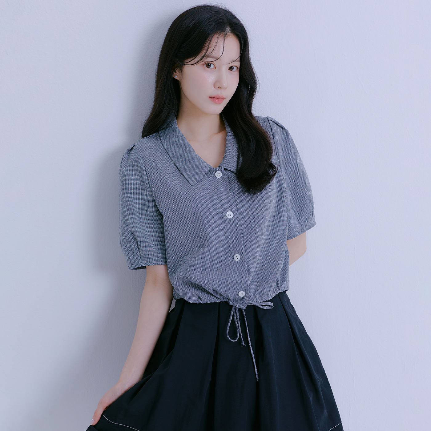 로엠 카라 스트링 블라우스 RMBLE37R18 - 메인 이미지