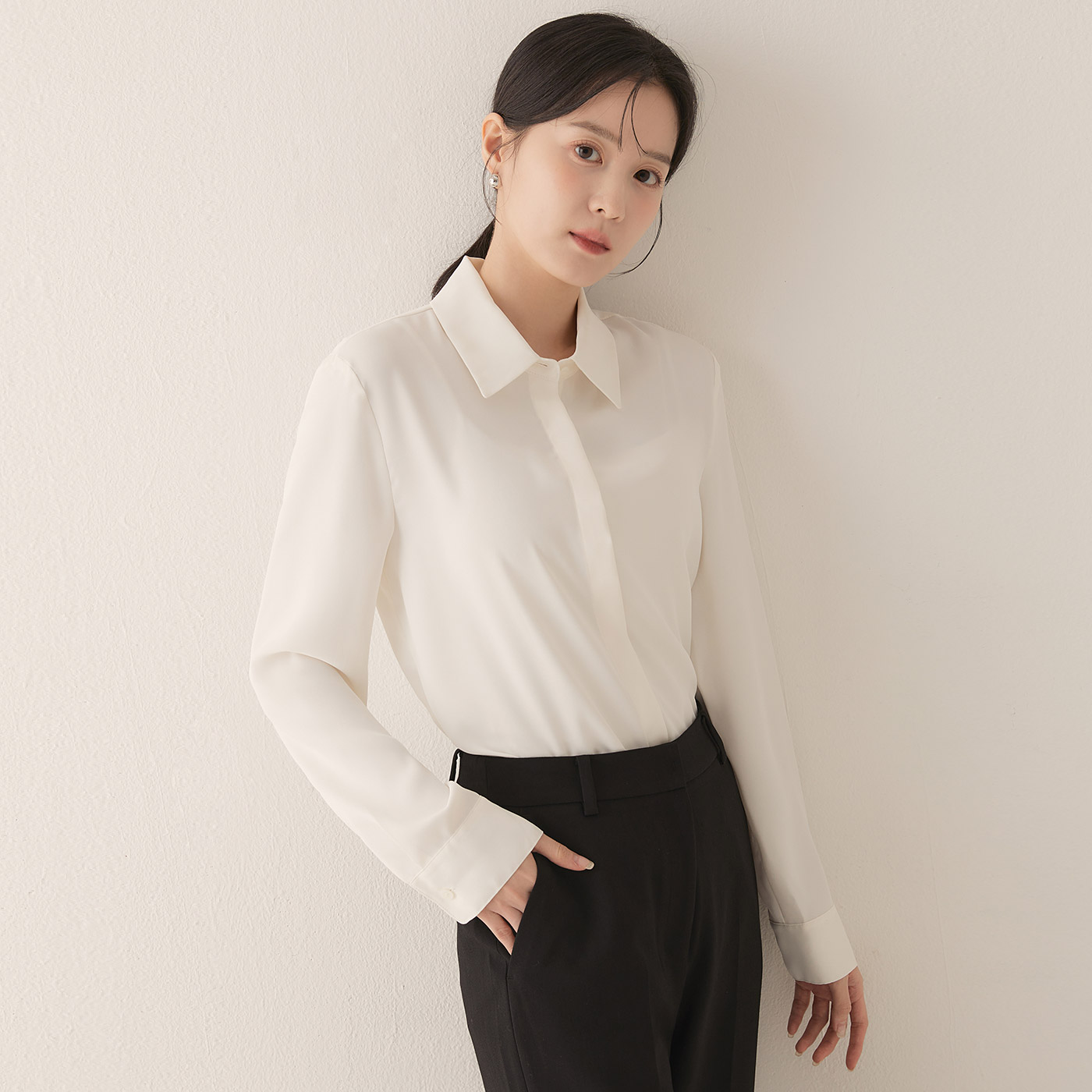 로엠 베이직 셔츠형 블라우스 RMBLE12R02 - 메인 이미지