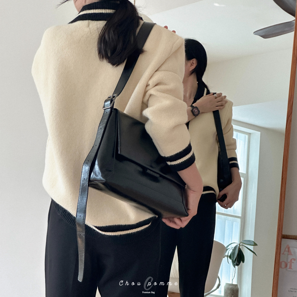 미니멀 플랩 숄더백 L 대학생 직장인 데일리 가죽 아이패드 가방 빅백 - 상세 이미지 4