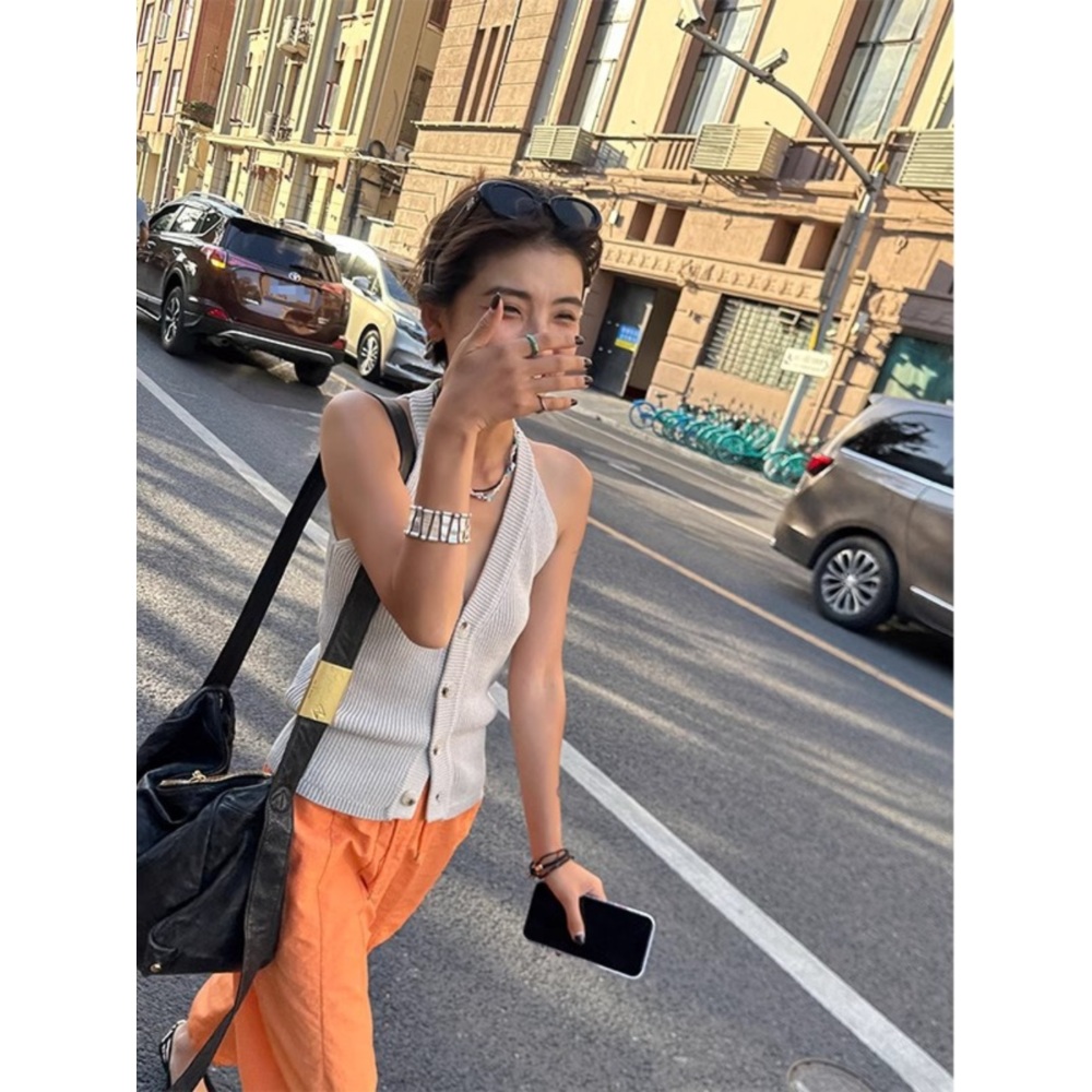 홀터넥 브이넥 조끼 가디건 단추 민소매 캐미솔 여름 힙한 핫걸 패션 스타일 - 상세 이미지 3