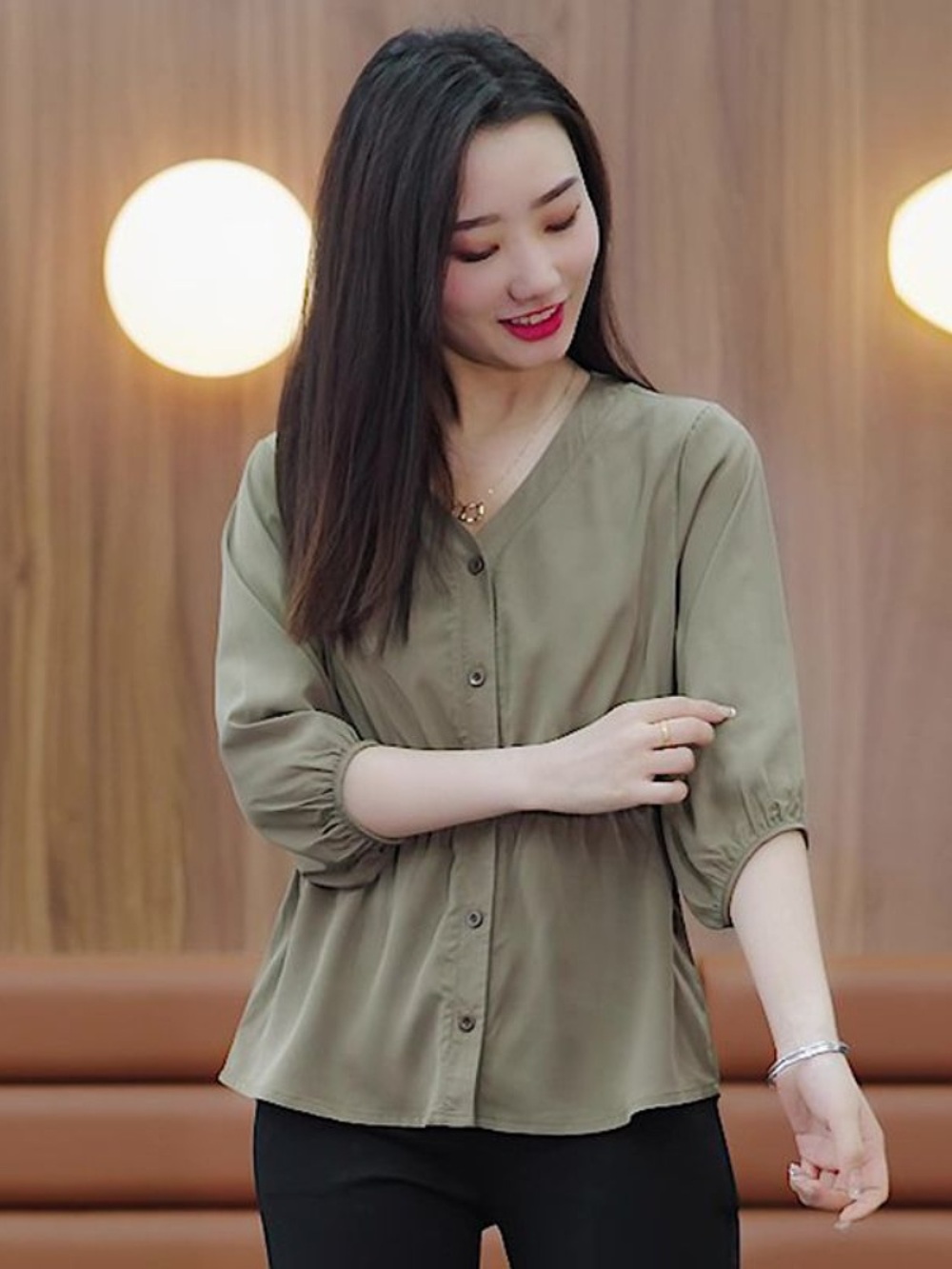 브이넥 7부 블라우스 빅사이즈 뱃살커버 오피스룩 클래식 모던 중년여성 패션 화이트 블랙 - 상세 이미지 4