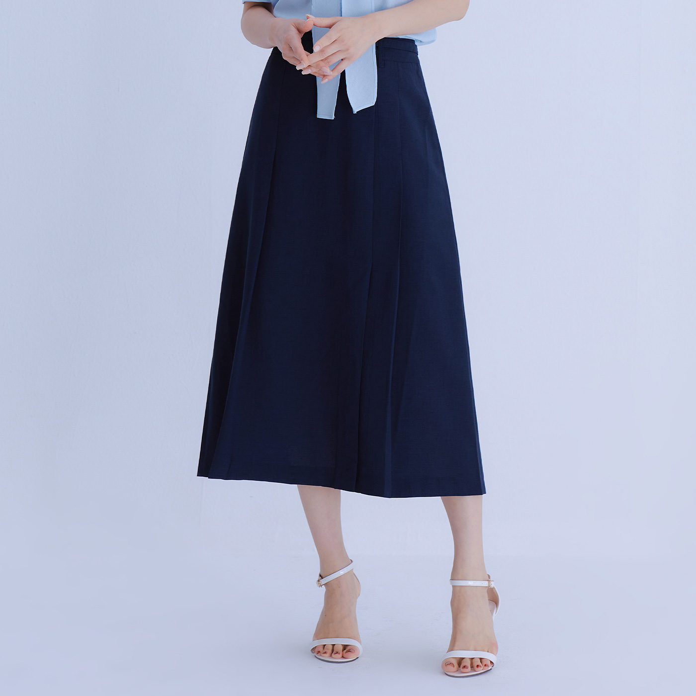 로엠 플리츠 플레어 롱 스커트 RMWHE38R52