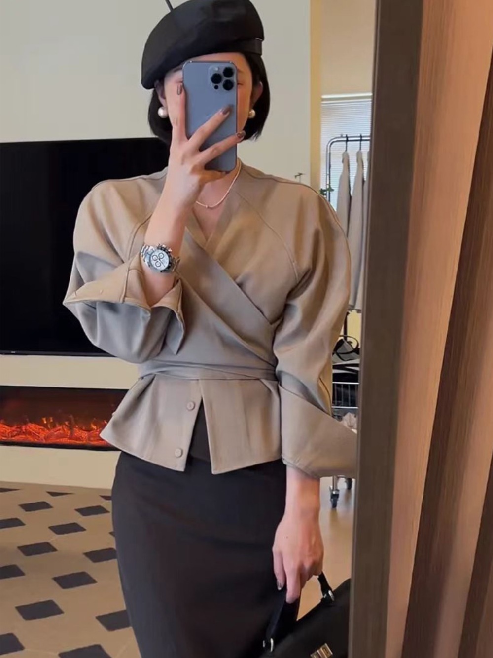 브이넥 셔츠 블라우스 드라마 여배우 꼬임 스트랩 옷 예쁜 클래식 디자인 오트밀베이지 2컬러 - 상세 이미지 3