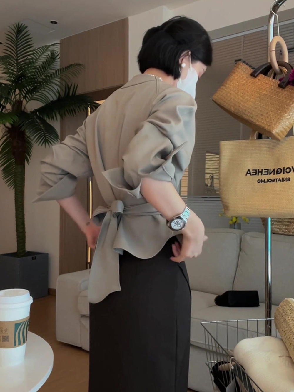 브이넥 셔츠 블라우스 드라마 여배우 꼬임 스트랩 옷 예쁜 클래식 디자인 오트밀베이지 2컬러 - 상세 이미지 4