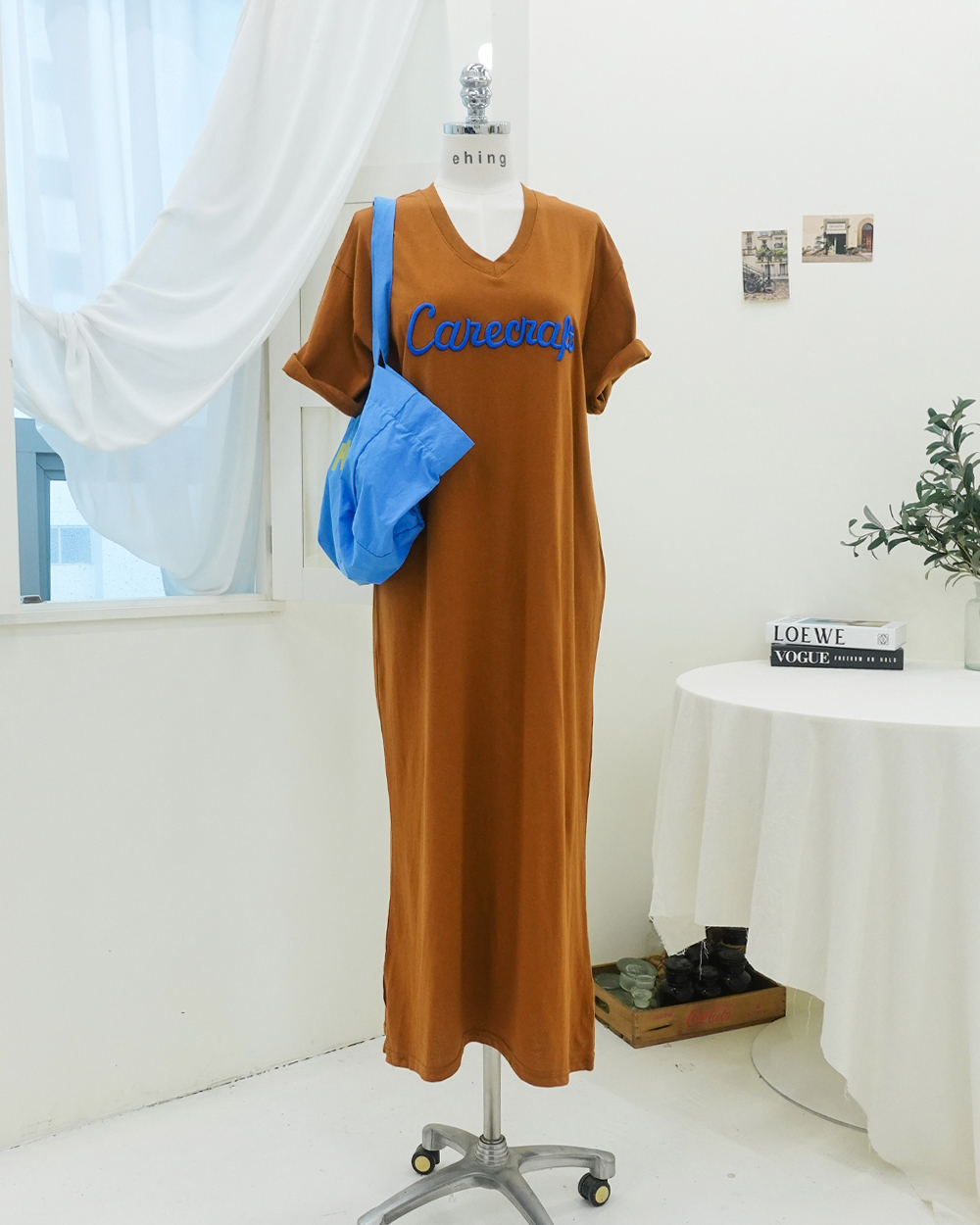 케이 자수 레터링 브이넥 루즈핏 반팔 롱원피스 옆트임 맥시드레스 - 상품 이미지