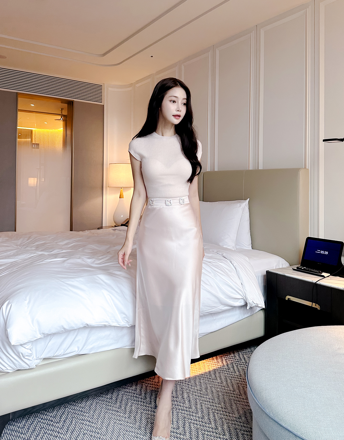 비비에 네모 큐빅 브로치 새틴 롱 스커트 (4Color) - 상세 이미지 4