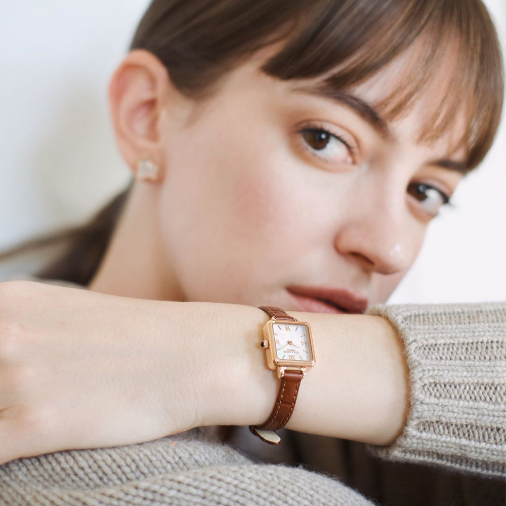 롤라로즈 Cube 마더오브펄 브라운 레더 여자시계 LR2230