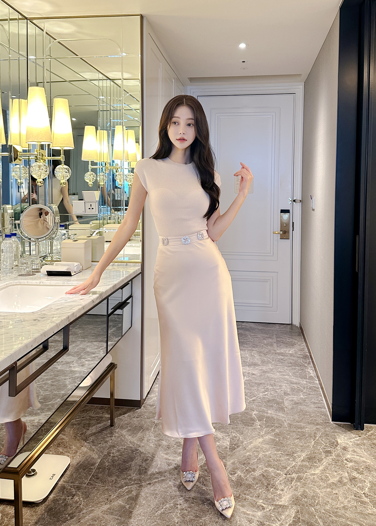 비비에 네모 큐빅 브로치 새틴 롱 스커트 (4Color) - 메인 이미지