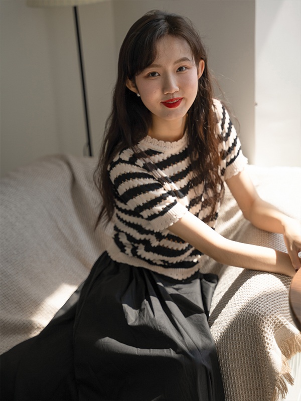 펀칭 스트라이프 반팔 니트 물결라운드넥 청순 빈티지 배색 디자인 얇은 여름 패션 코디 블랙 - 상세 이미지 4