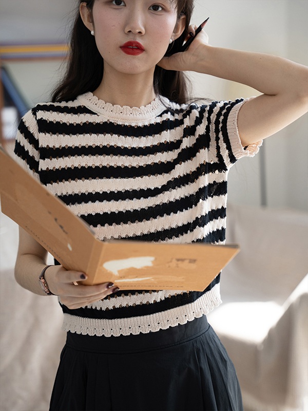 펀칭 스트라이프 반팔 니트 물결라운드넥 청순 빈티지 배색 디자인 얇은 여름 패션 코디 블랙 - 상세 이미지 2