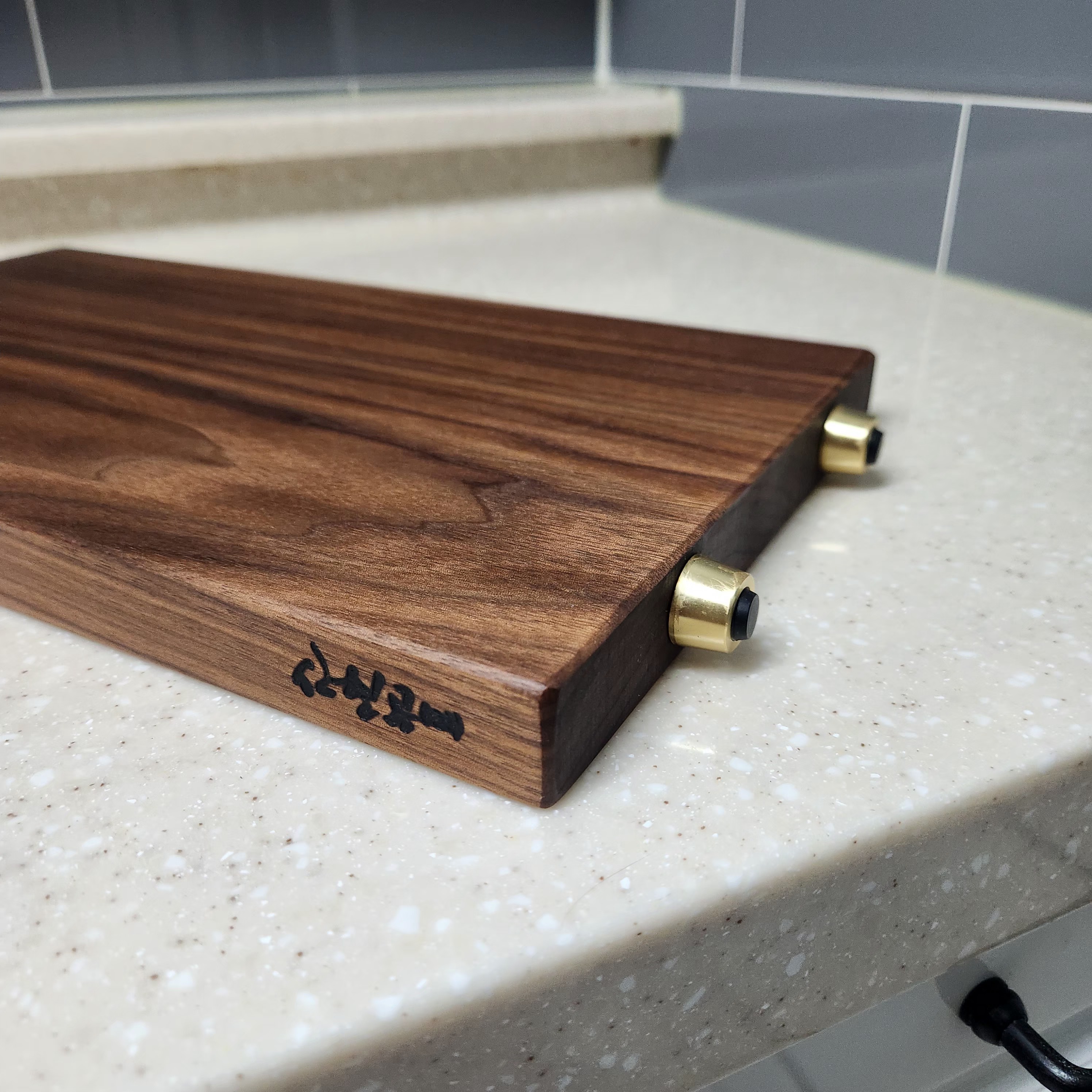 신현공예 월넛 호두 통원목 우드 주방 위생 수제 양면 플레이팅 사각 중 황동발 나무도마