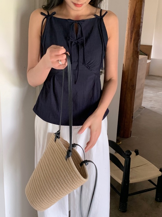 에이치 어깨 매듭 스트랩 여름 셔링 여자 홀터넥 블라우스(네이비)