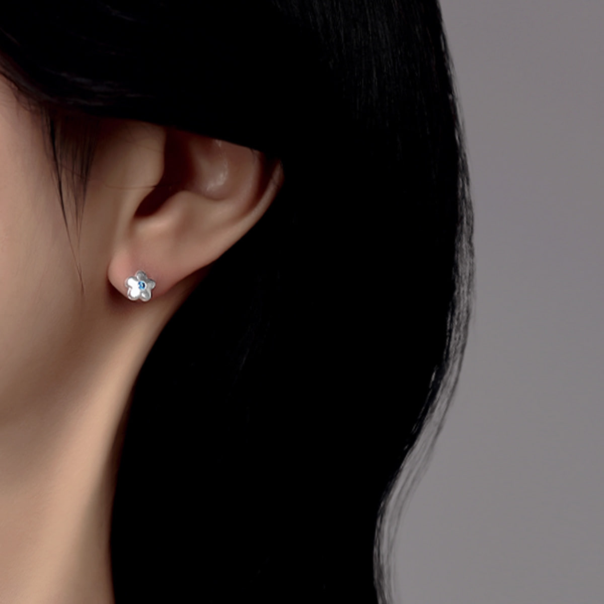 블루 크리스탈 큐빅 포인트 동글 플라워 러블리 큐티 여성 스터드 귀걸이 [실버] N692 - 상세 이미지 3