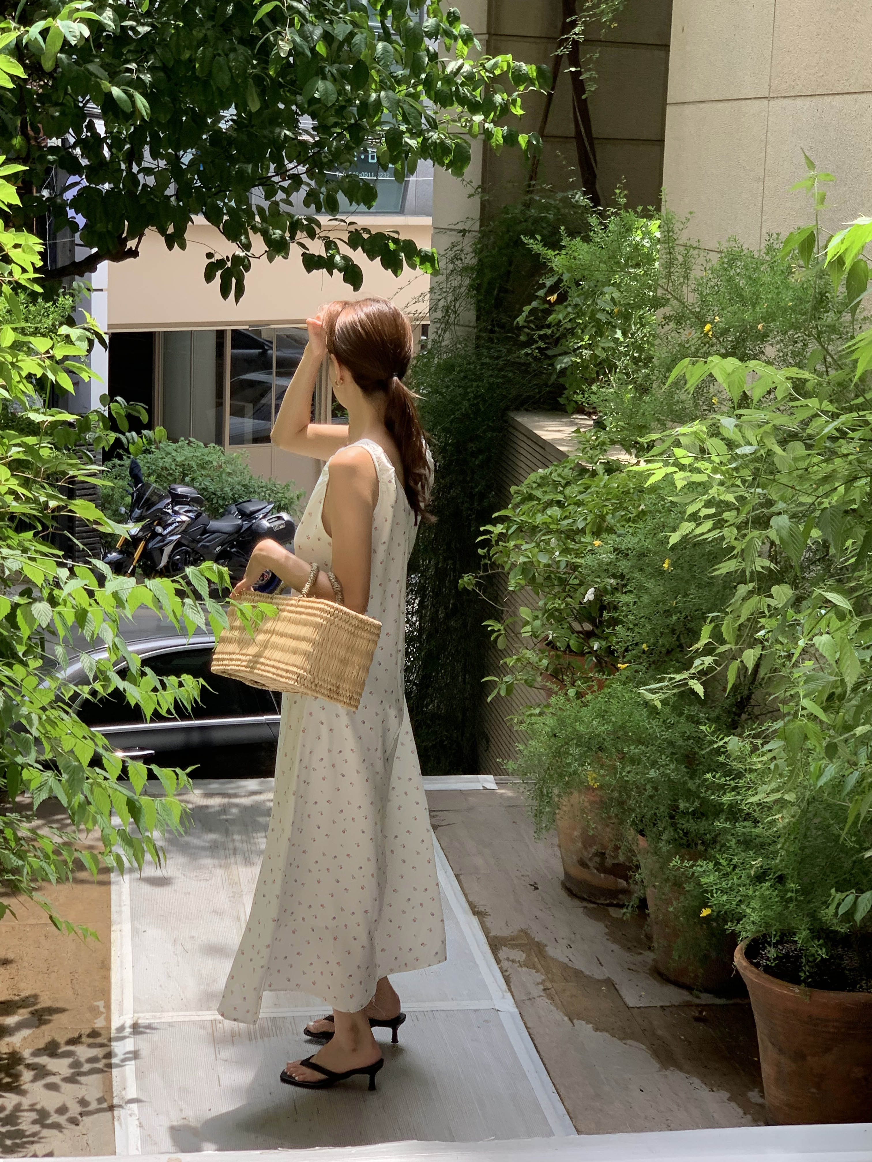 타코 브이넥 플라워 꽃무늬 패턴 잔꽃 나염 민소매 나시 플레어 A라인 롱 원피스 - 상세 이미지 3