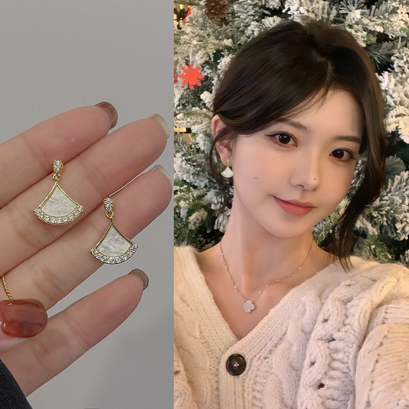 김지원 귀걸이 부채꼴 공항 패션 세련된 포인트 룩 의상 옷 패션 - 상세 이미지 2