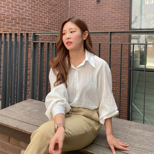 여자 루즈핏 긴팔 카라 벌룬 볼륨 셔츠 블라우스 화이트 베이지 가을 - 상세 이미지 2