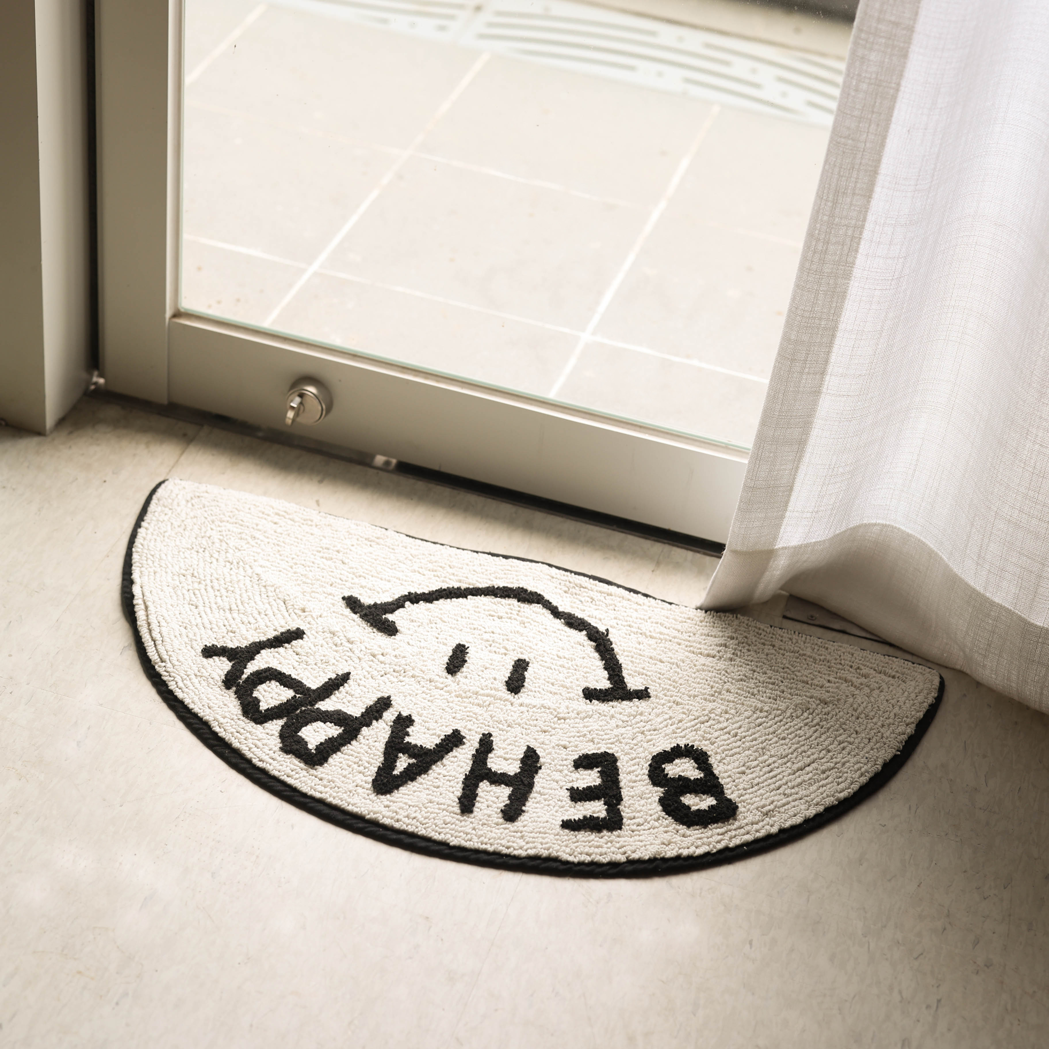 비해피 스마일 화이트 반달 순면 욕실 발매트