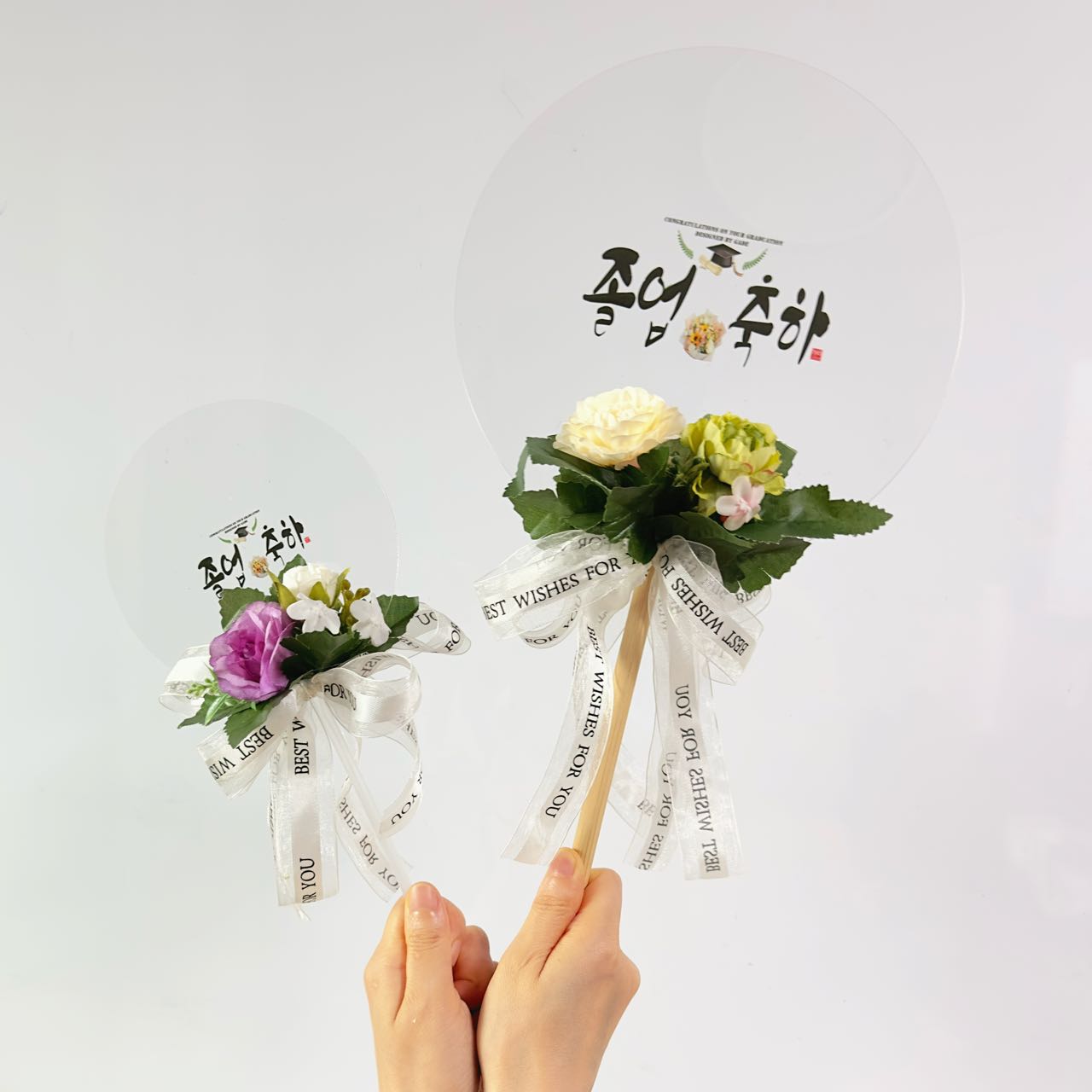 가더GADE 1AI 축하꽃다발 졸업 졸업식 문구 레터링 원형아크릴 조화 꽃장식 - 상품 이미지
