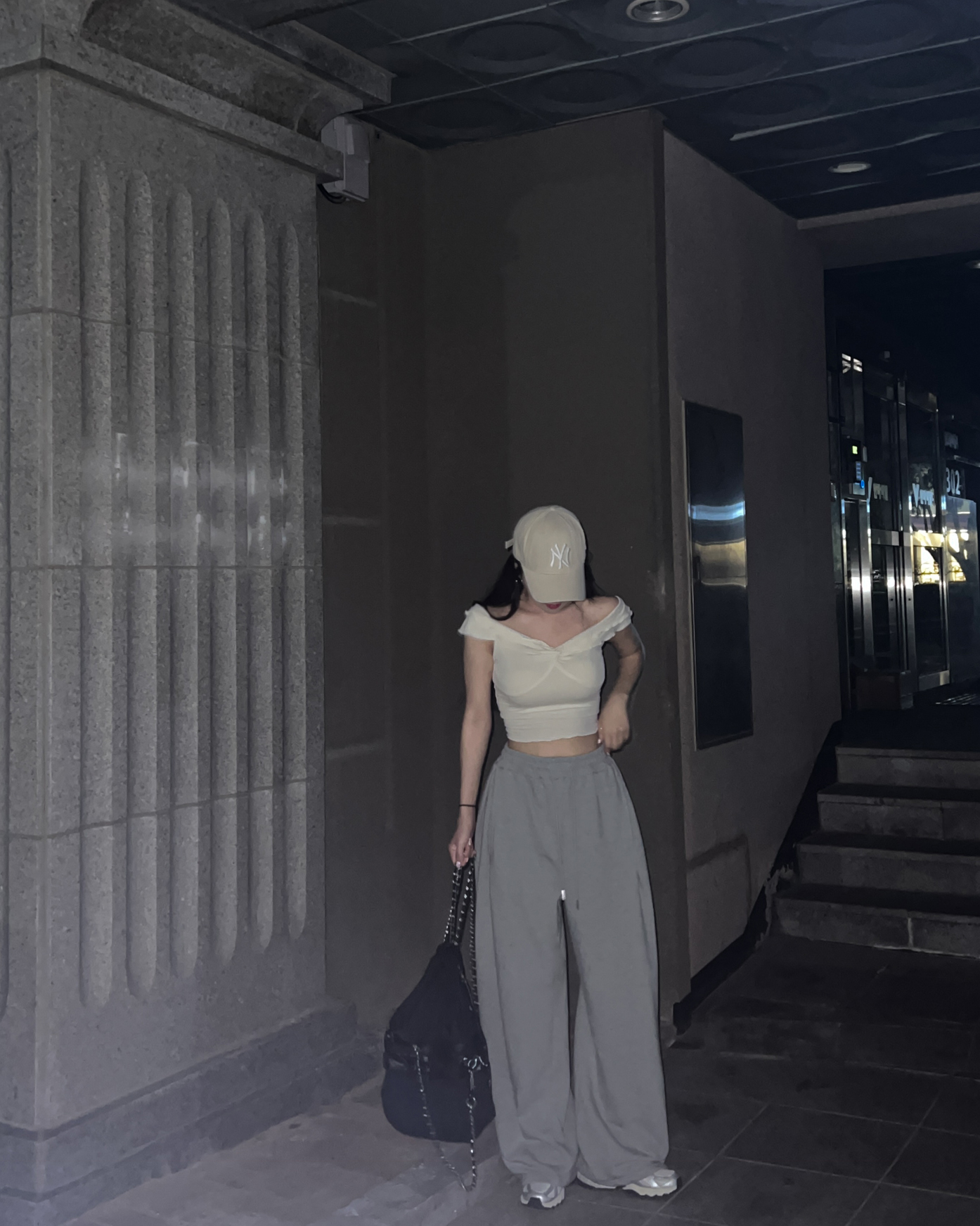 오프숄더티 꼬임티셔츠 반오프숄더 글램핏 - 상세 이미지 2