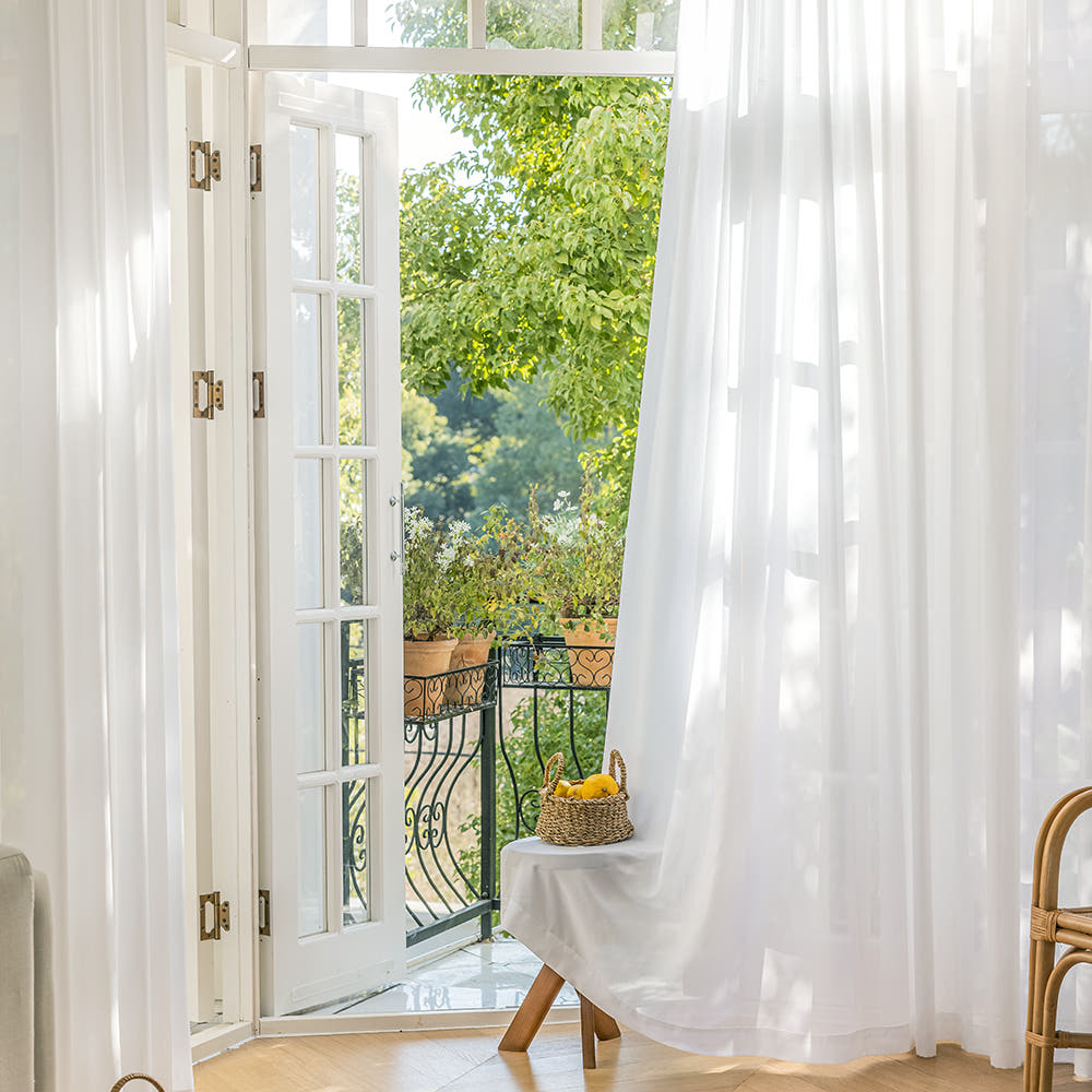 도톰한 쉬폰커튼으로 연출된 아늑한 방의 모습