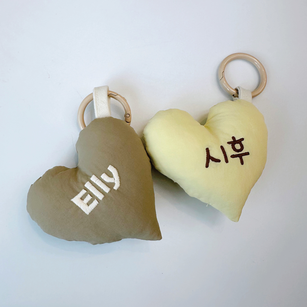 헤이봄 쿠션키링 쿠션네임택 이름자수 이니셜키링 키홀더 백참 하트 리본 이미지 8