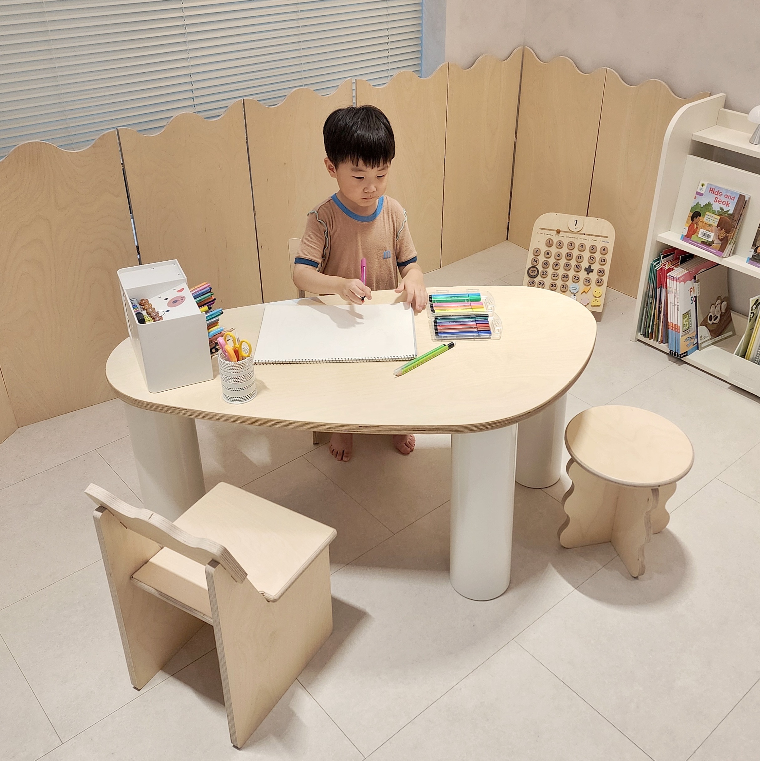재니쓰홈 유아 테이블 책상 비정형 높이조절 아기책상 자작 원목 UV코팅 플레이테이블
