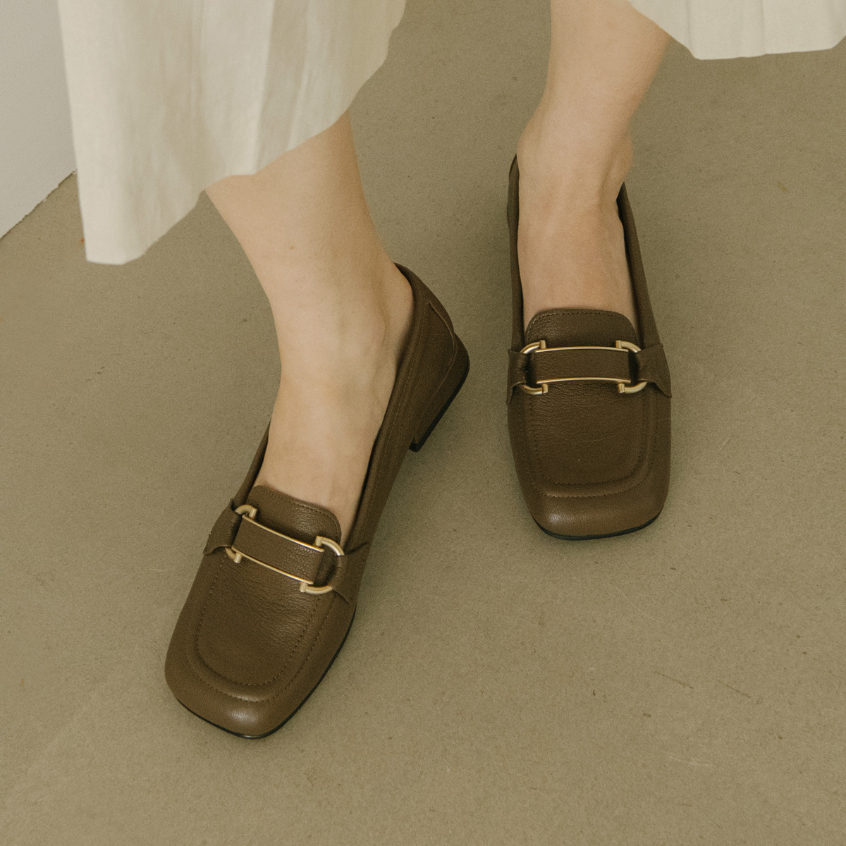 [GISSE 지쎄] 천연가죽 여성수제화 스퀘어 골드버클 노베르 통굽 로퍼 GIS-45261