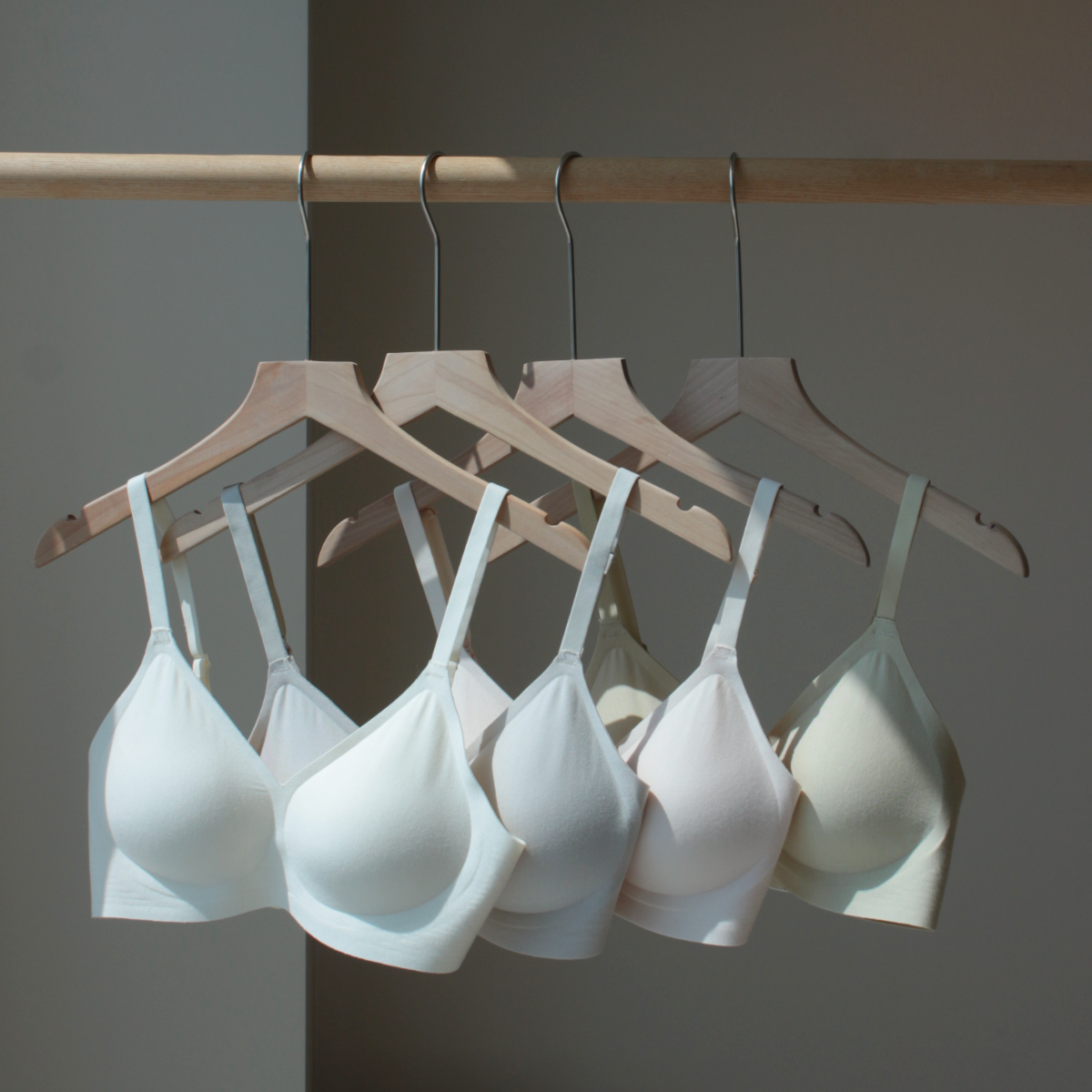 어깨끈형-부드러운 멜로우 모달 심리스 브라 일체형 패드 끈형 (BR-017) 제품 이미지