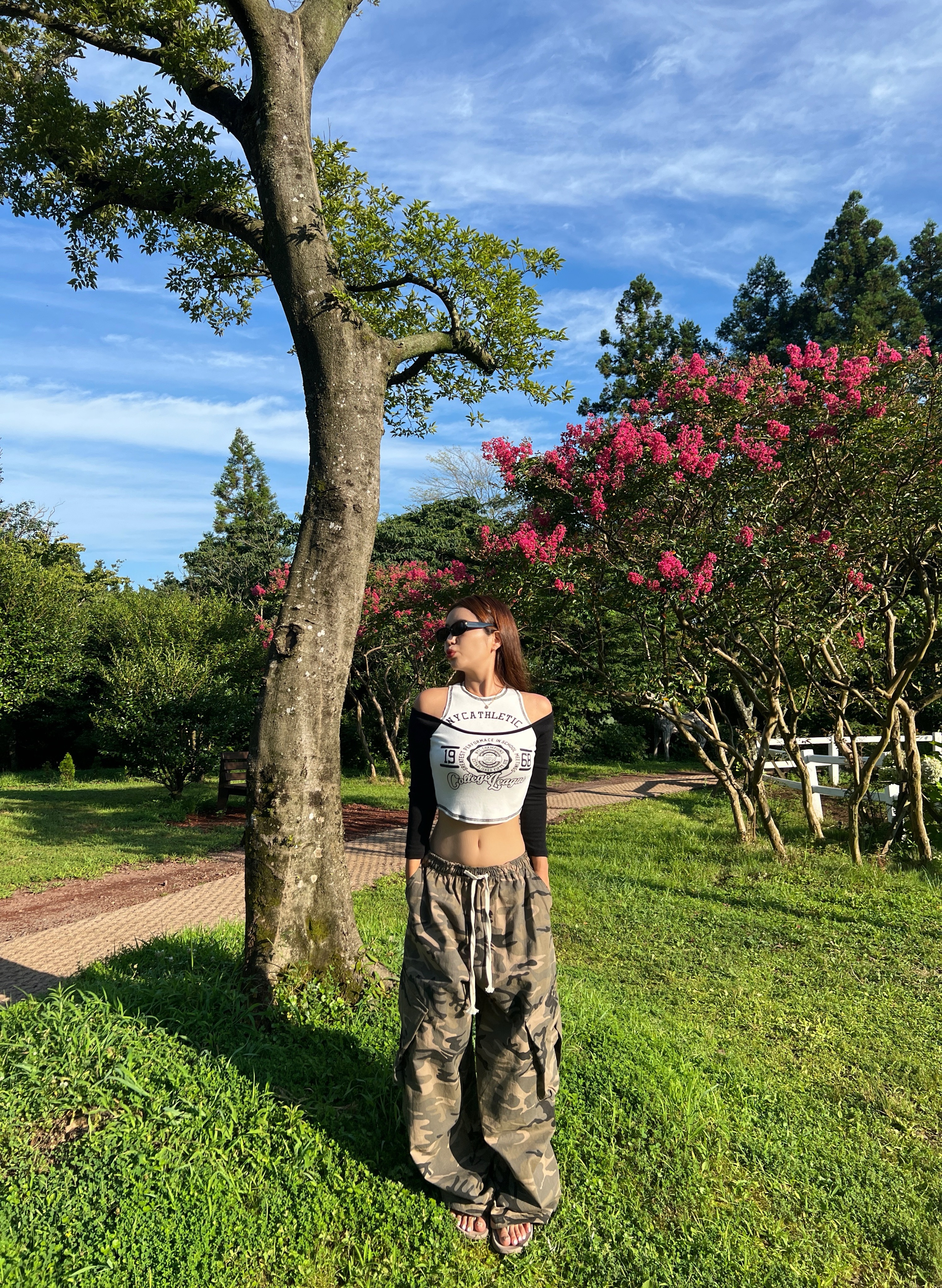 프프 레이싱룩 프린팅 배색 트임 오프숄더 크롭티셔츠 2color - 상세 이미지 3