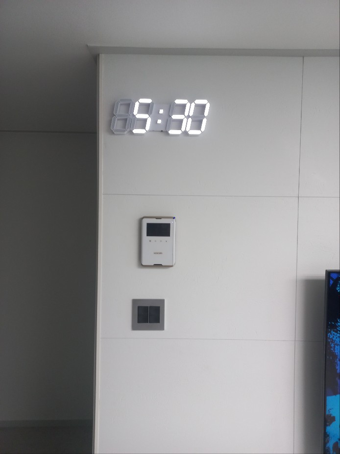 플라이토 무선 LED 벽시계 인테리어 거실 무소음 디지털 전자 벽걸이시계 하이브리드 판매처 상세 정보 이미지 2