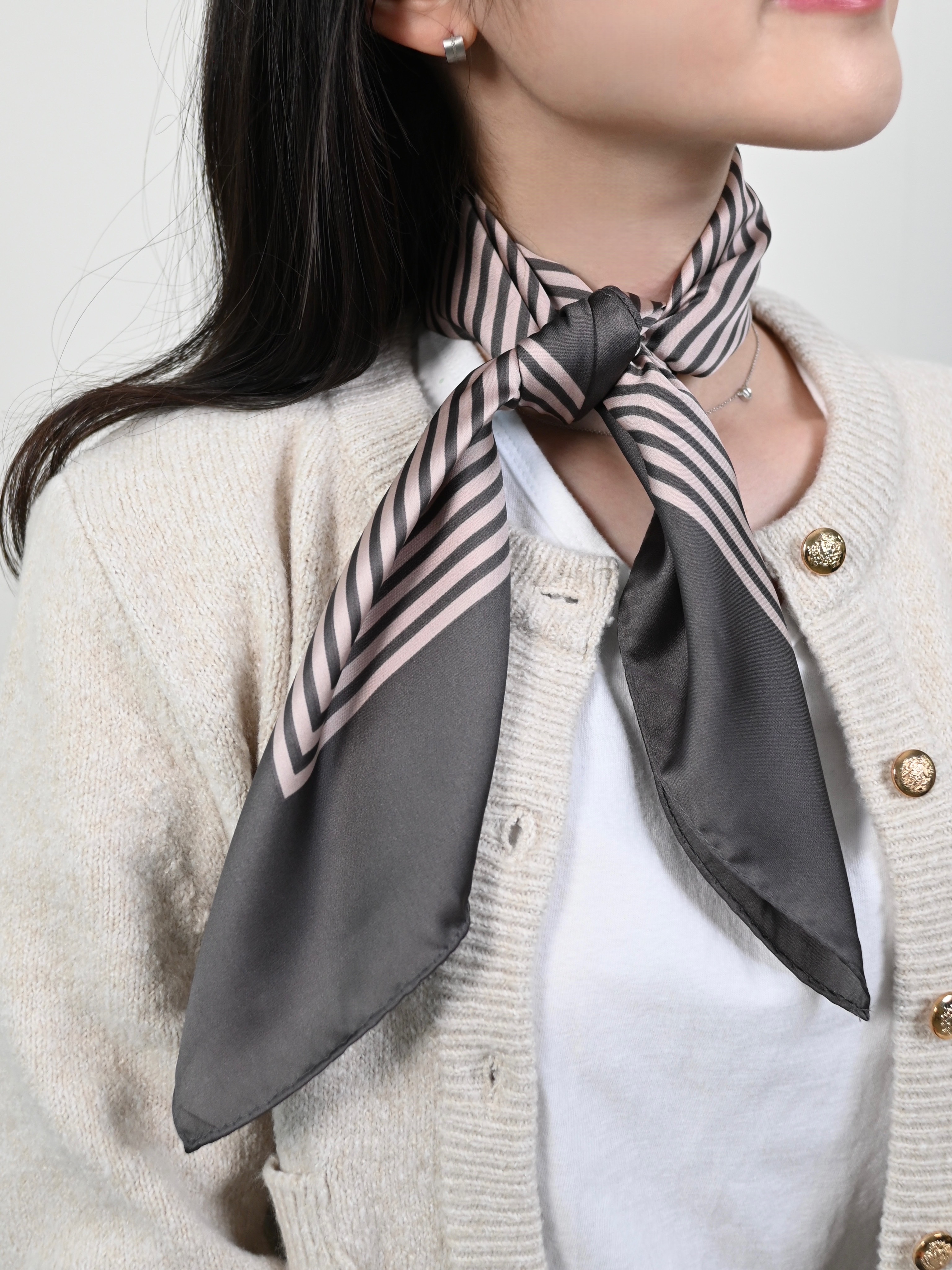 촘촘 정사각 스트라이프 스퀘어스카프 헤어커치프 실키 간절기 롱 빅 68cm x 68cm - 상세 이미지 4