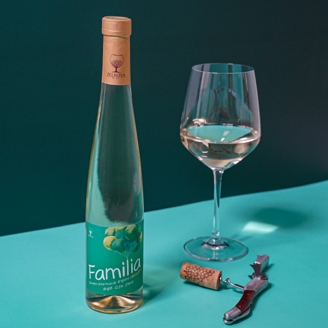 젤코바 파밀리아 세미드라이 12.5% 375ml 샤인머스켓 화이트 국산와인 전통주 - 상품 이미지